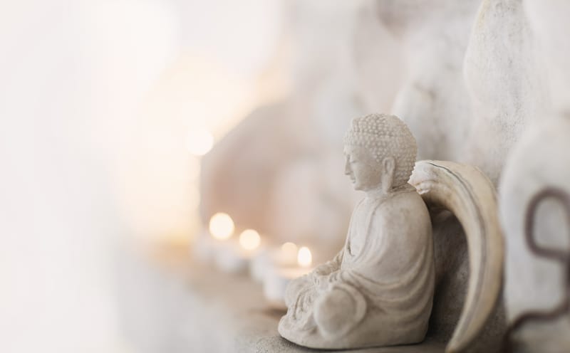 Statue de Bouddha en pierre dans une atmosphère apaisante